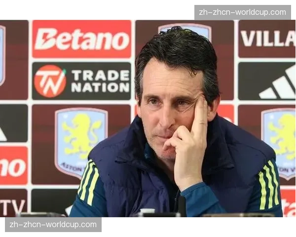 更衣室镜头：绝杀后，阿斯顿维拉球员围绕战术平板聆听埃梅里讲解